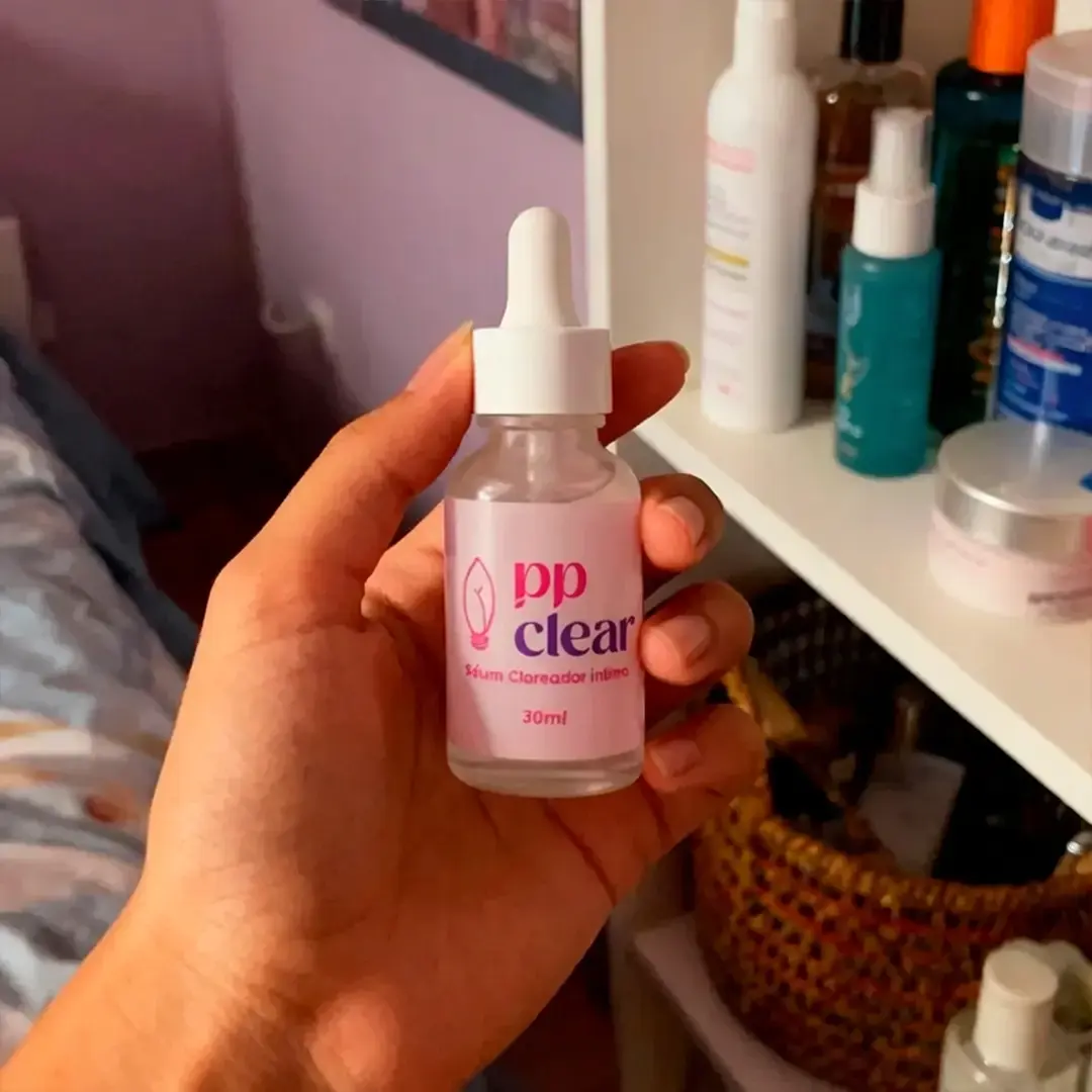 Renata sorrindo com produto